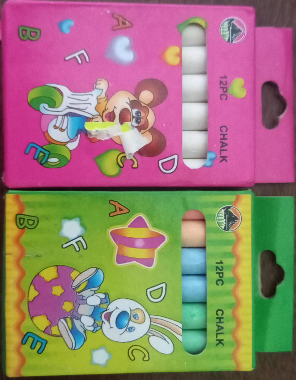 Gises blancos y gises de color.